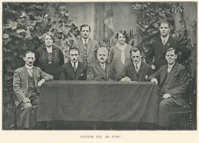 716390 Groepsportret van het bestuur van “De Stem”, Arbeiders-Zangkoor, Dirigent: Hendrik Altink, Secretariaat: ...